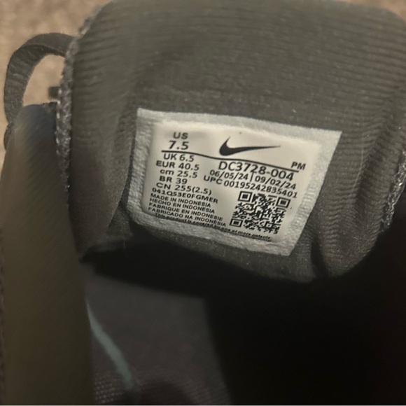 NEW (Never Worn) Nike Men's Gray and White Athletic Shoes - Picture 5 of 5